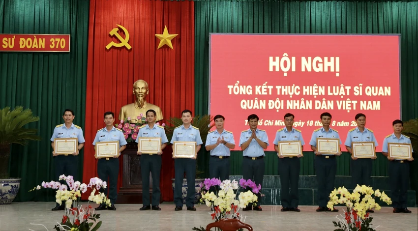 Sư đoàn 370 khen thưởng các tập thể, cá nhân. Ảnh: BẢO PHƯƠNG Sư đoàn 370 khen thưởng các tập thể, cá nhân. Ảnh: BẢO PHƯƠNG