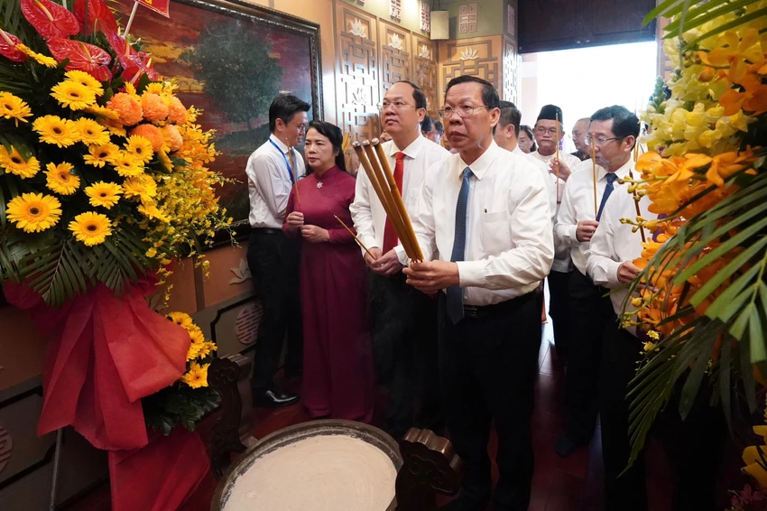 Đoàn đại biểu dâng hương Chủ tịch Tôn Đức Thắng. Ảnh: HOÀNG HÙNG Đoàn đại biểu dâng hương Chủ tịch Tôn Đức Thắng. Ảnh: HOÀNG HÙNG
