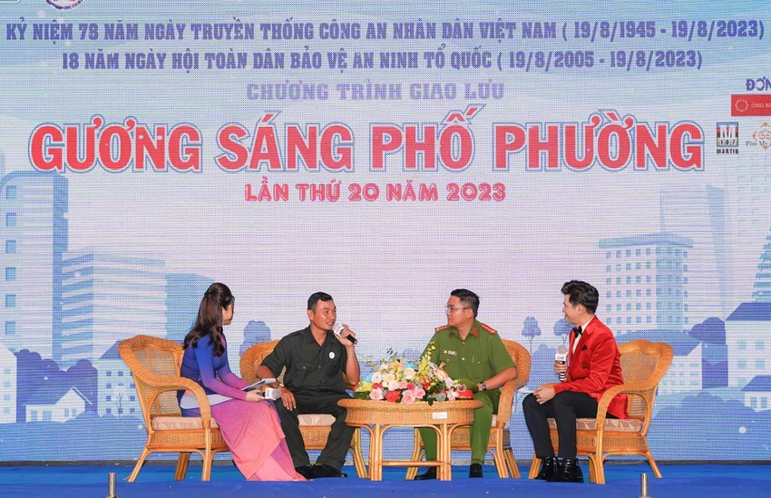 Anh Nguyễn Văn Dinh, Đội trưởng đội dân phòng ấp Phú Lợi (thứ hai từ trái sang) và Đại úy Trần Thanh Hậu (thứ 3, từ trái sang) chia sẻ câu chuyện của mình tại chương trình Gương sáng phố phường. Ảnh: BẢO PHƯƠNG Anh Nguyễn Văn Dinh, Đội trưởng đội dân phòng ấp Phú Lợi (thứ hai từ trái sang) và Đại úy Trần Thanh Hậu (thứ 3, từ trái sang) chia sẻ câu chuyện của mình tại chương trình Gương sáng phố phường. Ảnh: BẢO PHƯƠNG