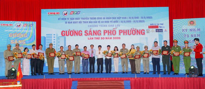 Chương trình “Gương sáng phố phường” đã vinh danh 20 tấm gương điển hình tiên tiến. Ảnh: BẢO PHƯƠNG Chương trình “Gương sáng phố phường” đã vinh danh 20 tấm gương điển hình tiên tiến. Ảnh: BẢO PHƯƠNG