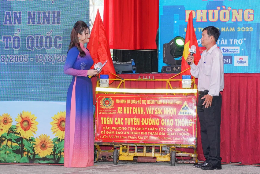Ông Đinh Minh Cảnh (huyện Bình Chánh) cùng chiếc xe hút đinh lưu động mang lại nhiều cảm xúc. Ảnh: BẢO PHƯƠNG Ông Đinh Minh Cảnh (huyện Bình Chánh) cùng chiếc xe hút đinh lưu động mang lại nhiều cảm xúc. Ảnh: BẢO PHƯƠNG