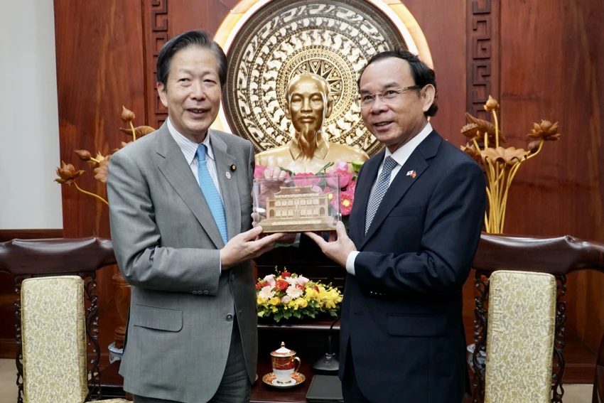 Bí thư Nguyễn Văn Nên tặng quà lưu niệm cho ông Yamaguchi Natsuo. Ảnh: BẢO PHƯƠNG Bí thư Nguyễn Văn Nên tặng quà lưu niệm cho ông Yamaguchi Natsuo. Ảnh: BẢO PHƯƠNG