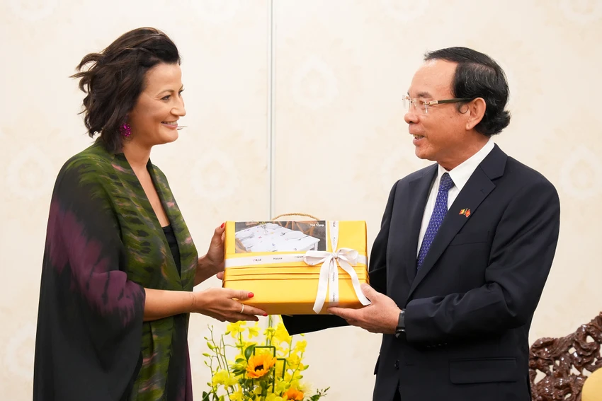Bí thư Nguyễn Văn Nên trao quà lưu niệm cho bà Stephanie D’Hose nhân chuyến thăm và làm việc tại TP. Ảnh: BẢO PHƯƠNG Bí thư Nguyễn Văn Nên trao quà lưu niệm cho bà Stephanie D’Hose nhân chuyến thăm và làm việc tại TP. Ảnh: BẢO PHƯƠNG