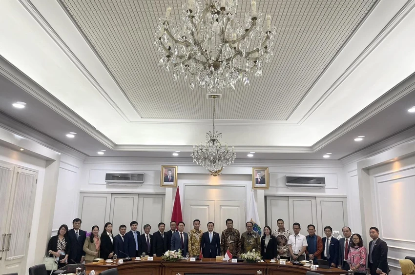 Đoàn đại biểu TP.HCM làm việc với Tổng Thư ký của Chính quyền Đặc khu Jakarta. Ảnh: H.T Đoàn đại biểu TP.HCM làm việc với Tổng Thư ký của Chính quyền Đặc khu Jakarta. Ảnh: H.T