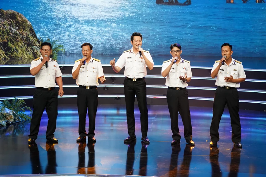 Chương trình có sự tham gia của các nghệ sĩ, ca sĩ nổi tiếng như nghệ sĩ ưu tú. Ảnh: BẢO PHƯƠNG