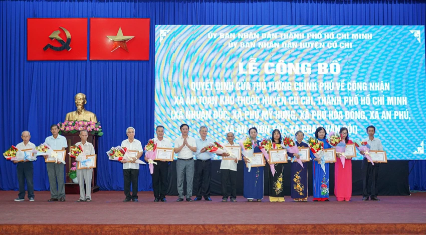 huyen-cu-chi-duoc-cong-nhan-xa-an-toan-khu-3.jpg