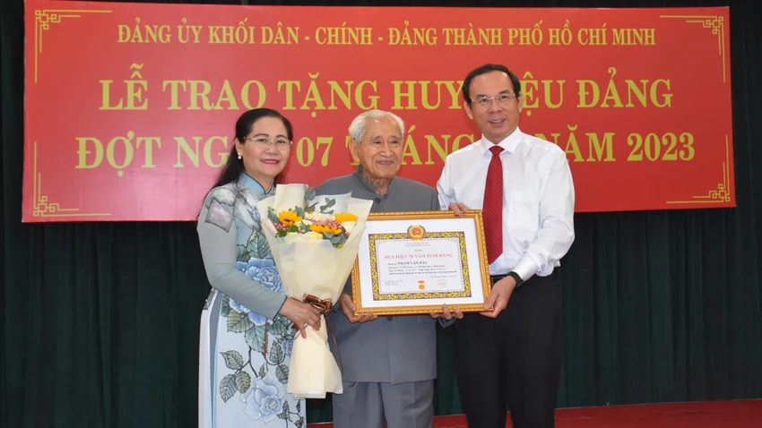 nguyen-thi-le-nhan-huy-hieu-30-nam-tuo-dang-1.jpg