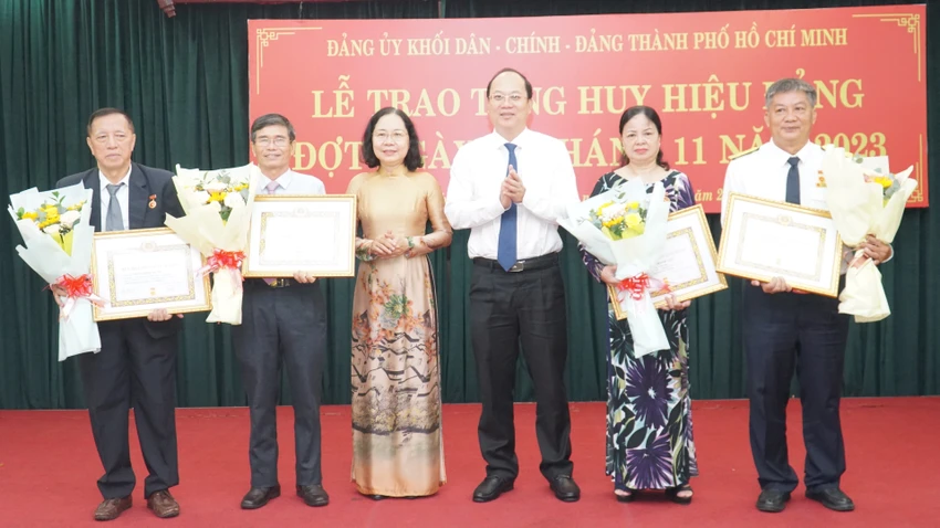 nguyen-thi-le-nhan-huy-hieu-30-nam-tuoi-dang-4.jpg