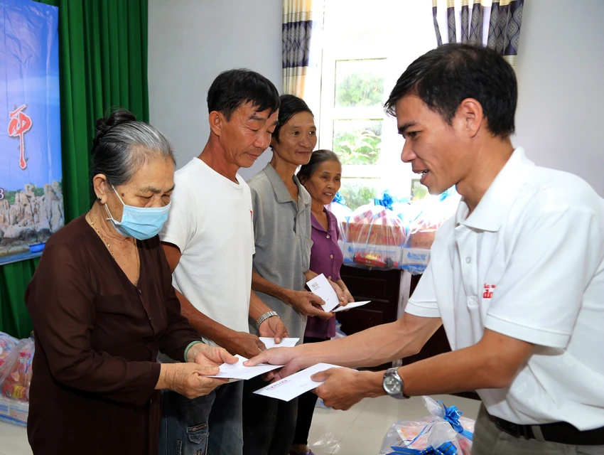 cung-ngu-dan-thap-sang-den-tren-bien-13.jpg