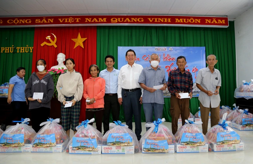 cung-ngu-dan-thap-sang-den-tren-bien-14.jpg