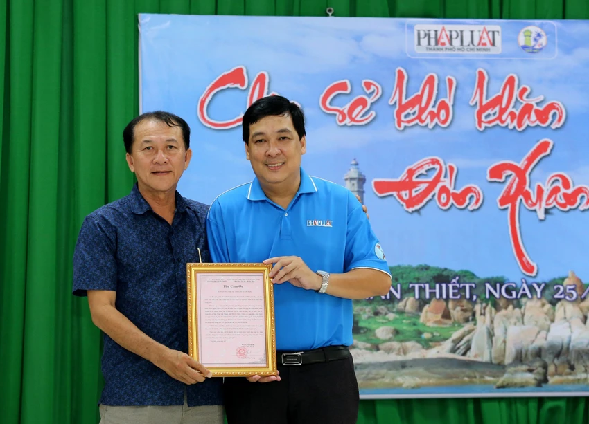 cung-ngu-dan-thap-sang-den-tren-bien-15.jpg