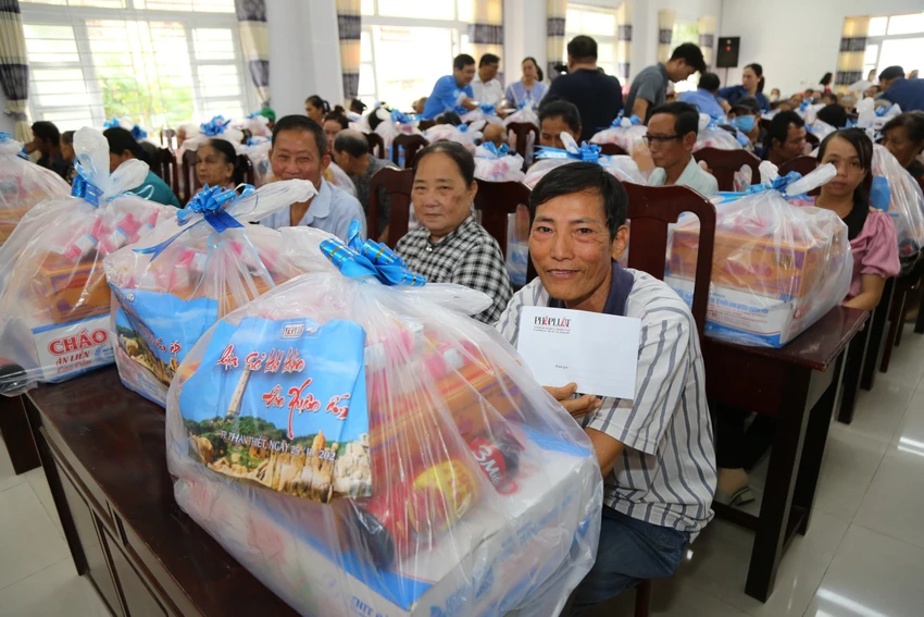 cung-ngu-dan-thap-sang-den-tren-bien-16.jpg