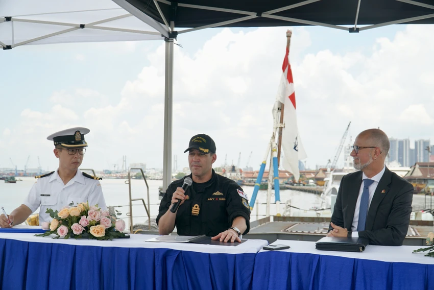 tau-hai-quan-hoang-gia-canada-montrea-10.JPG