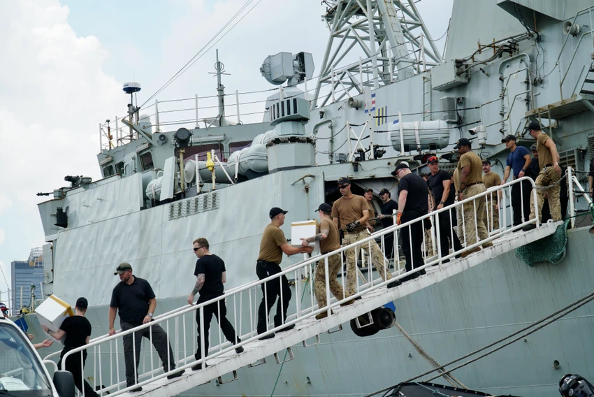 tau-hai-quan-hoang-gia-canada-montrea-12.JPG