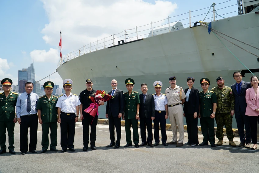 tau-hai-quan-hoang-gia-canada-montrea-2.JPG