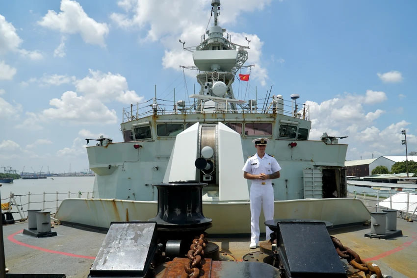tau-hai-quan-hoang-gia-canada-montrea-6.JPG