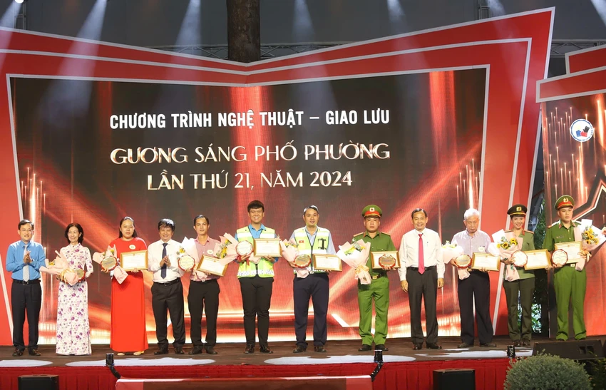 “Gương sáng phố phường”