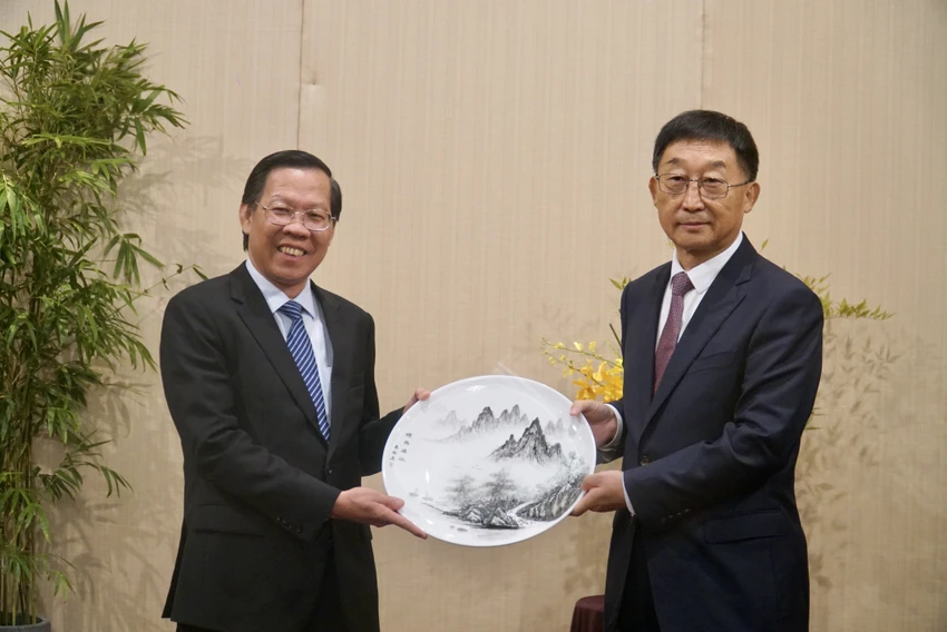 khu-tu-tri-dan-toc-choang-quang-tay-1.JPG