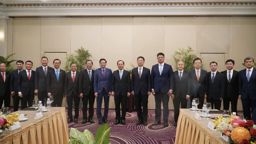khu-tu-tri-dan-toc-choang-quang-tay-6.JPG