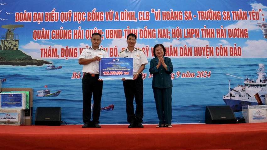 Bà Trương Mỹ Hoa trao quà cán bộ chiến sĩ huyện Côn Đảo. Ảnh: BẢO PHƯƠNG