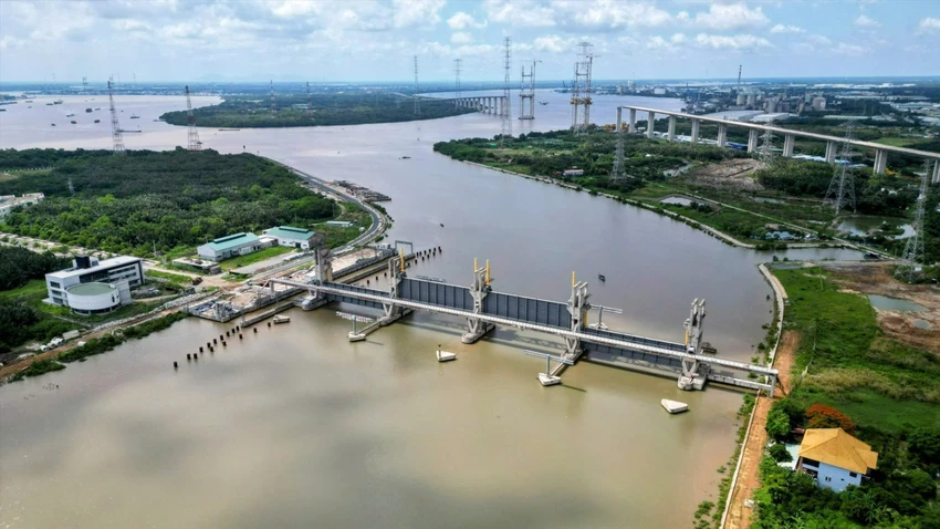 Dự án chống ngập do triều khu vực TP.HCM có xét đến yếu tố biến đổi khí hậu (giai đoạn 1) có tổng mức đầu tư gần 10.000 tỉ đồng đang dang dở. Ảnh: BẢO PHƯƠNG