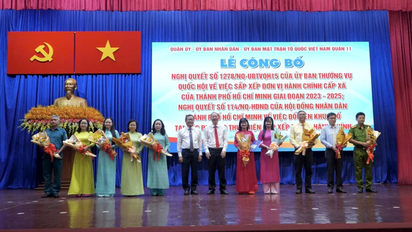 Ông Nguyễn Hồ Hải và Bí thư Quận ủy Quận 11 Trương Quốc Lâm tặng hoa chúc mừng Ban Chấp hành Đảng bộ các phường mới. Ảnh: BẢO PHƯƠNG