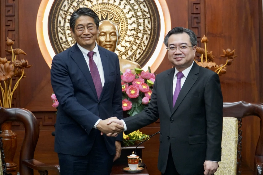 dai-su-ito-naoki-1.JPG Phó Bí thư Thường trực Thành uỷ TP.HCM Nguyễn Thanh Nghị chào Đại sứ Ito Naoki. Ảnh: BẢO PHƯƠNG