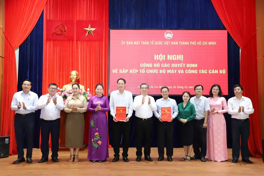Phó Bí thư Thành ủy, Chủ tịch Ủy ban MTTQ Việt Nam TPHCM Nguyễn Phước Lộc trao quyết định thành lập Đảng ủy cơ quan Ủy ban MTTQ Việt Nam TP.HCM. Ảnh: BẢO PHƯƠNG