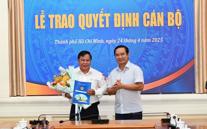 Chủ tịch TP.HCM trao quyết định nghỉ hưu trước tuổi theo nguyện vọng cho 7 cán bộ nghi-huu-truoc-tuoi-theo-nguyen-vong-2.jpg