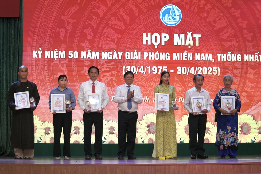 huyen-binh-chanh-1.JPG Huyện Bình Chánh tri ân 371 cá nhân góp sức trong Đại thắng mùa xuân 1975