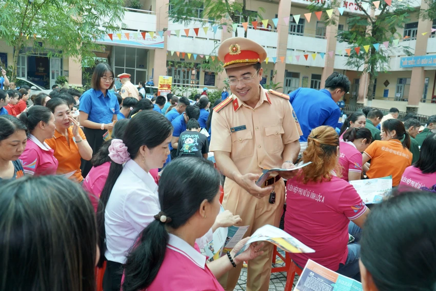 ngay-hoi-an-toan-giao-thong-1.JPG