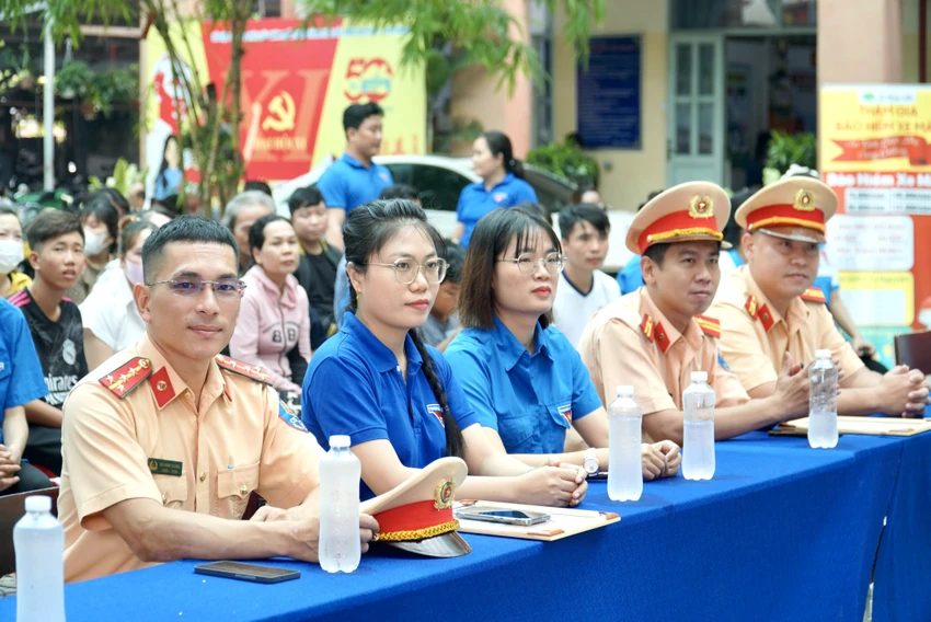 ngay-hoi-an-toan-giao-thong-14.JPG