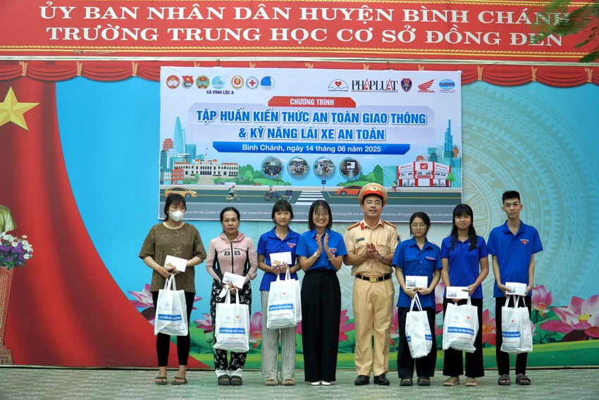 ngay-hoi-an-toan-giao-thong-15.JPG