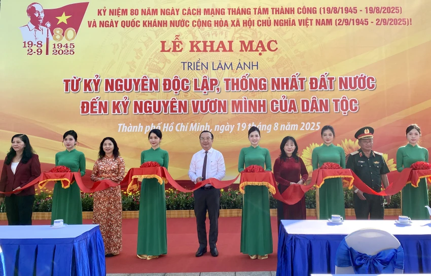 cach-mang-thang-tam-3.JPG TP.HCM khai mạc triển lãm ảnh dịp 80 năm Cách mạng Tháng Tám thành công và Quốc khánh 2-9