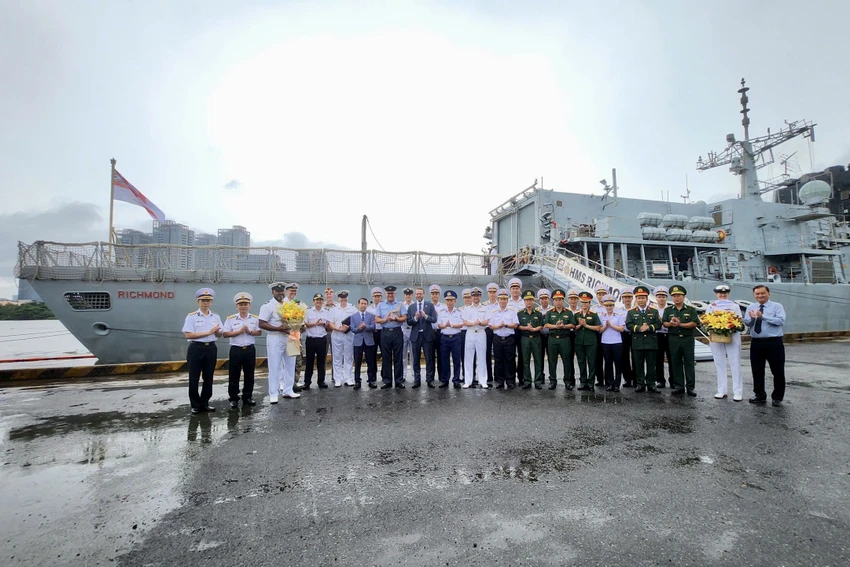 tau-HMS-RICHMOND-7.jpg Tàu HMS RICHMOND của Hải quân Hoàng gia Anh cập cảng Nhà Rồng