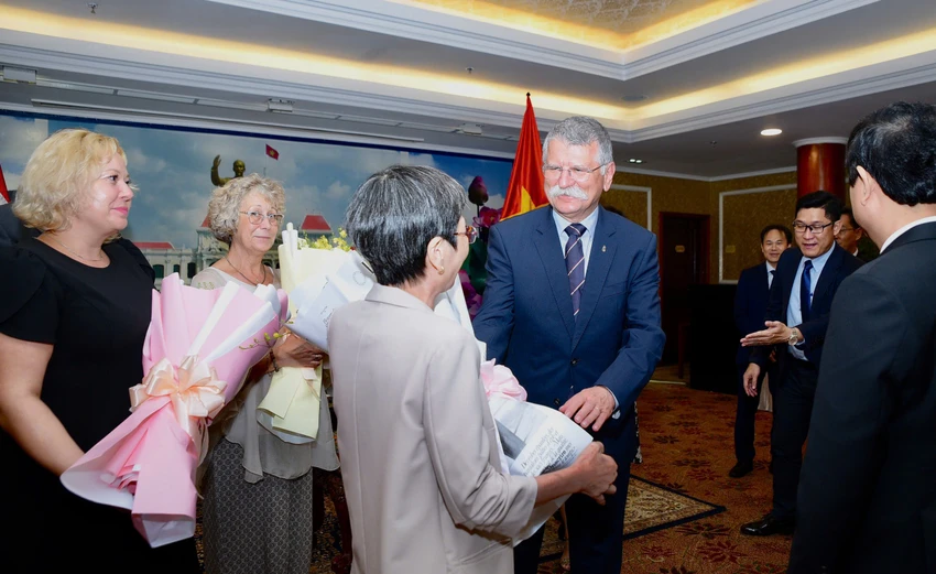chu-tich-quoc-hoi-Hungary-7.jpg
