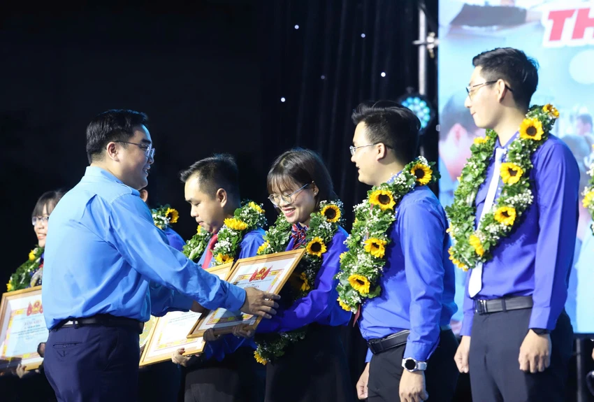thu-linh-thanh-nien-cong-nhan-2.jpg