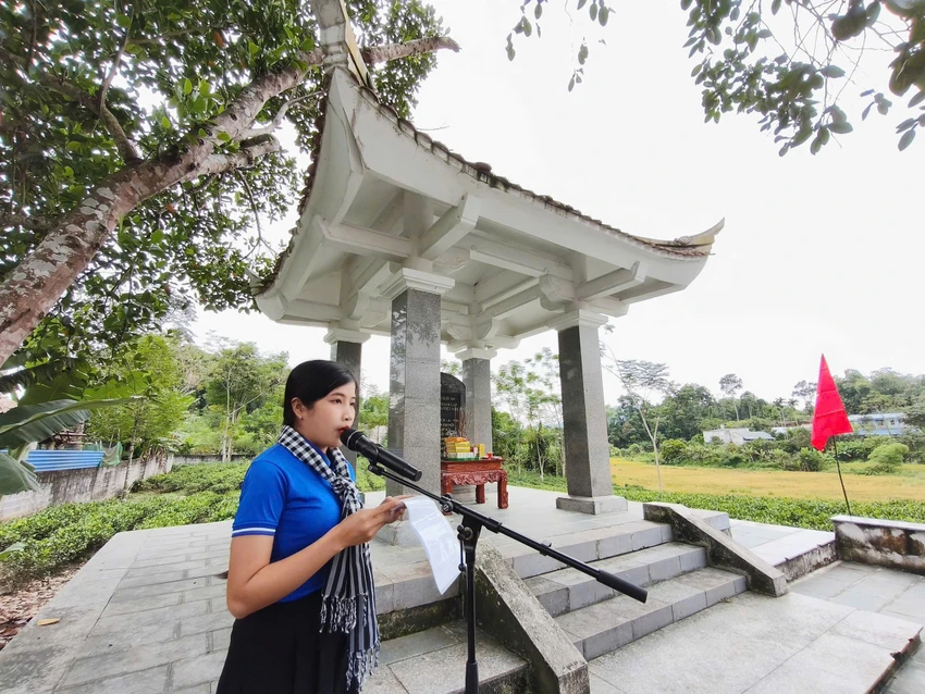 huong-ve-coi-nguon-cach-mang-1.jpg