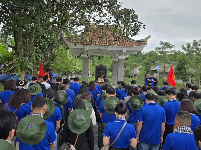huong-ve-coi-nguon-cach-mang-10.jpg