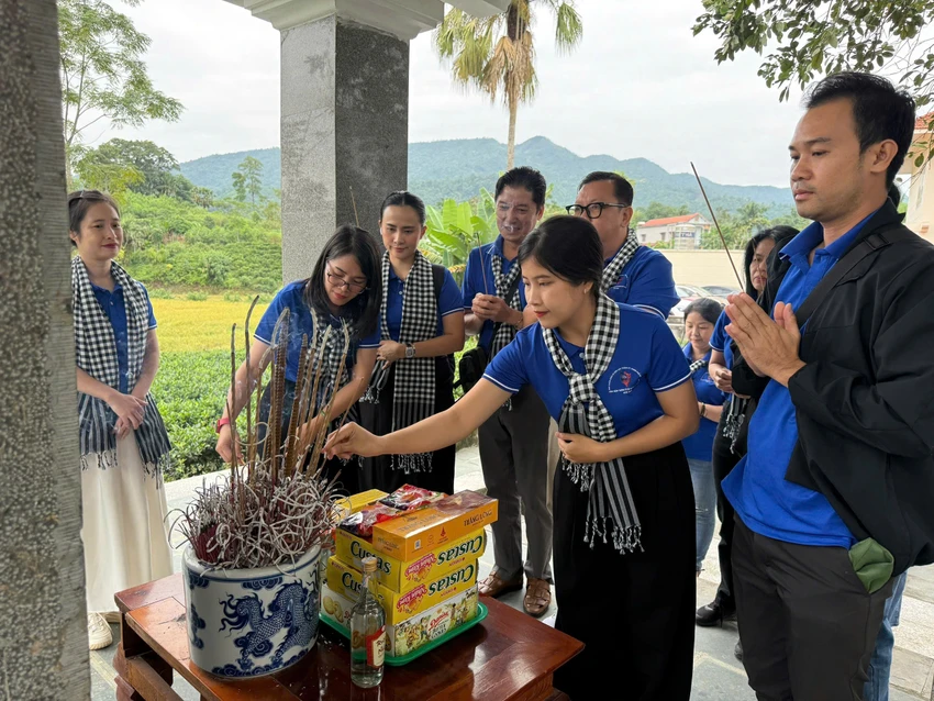 huong-ve-coi-nguon-cach-mang-11.jpg