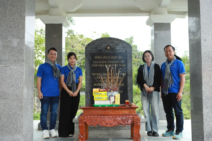huong-ve-coi-nguon-cach-mang-12.jpg