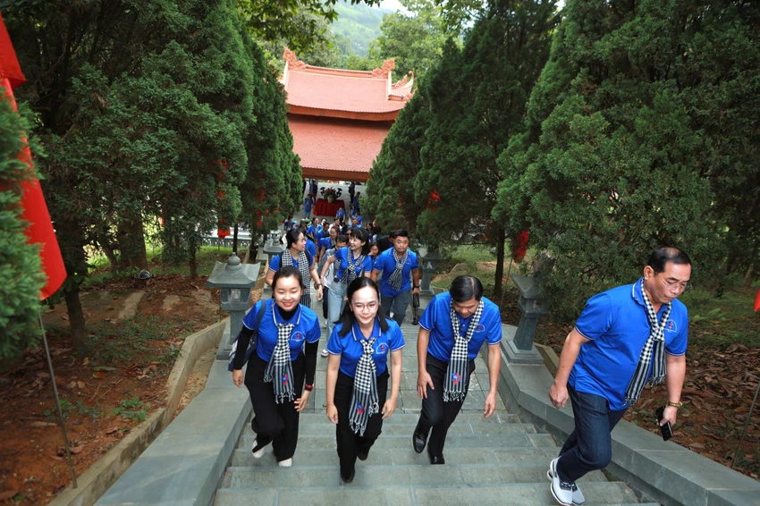 huong-ve-coi-nguon-cach-mang-2.jpg