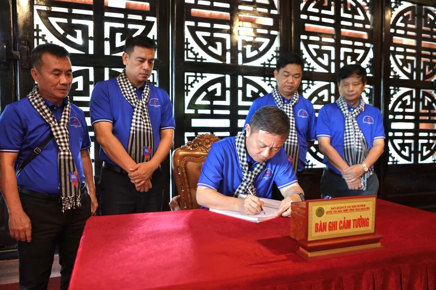 huong-ve-coi-nguon-cach-mang-4.jpg
