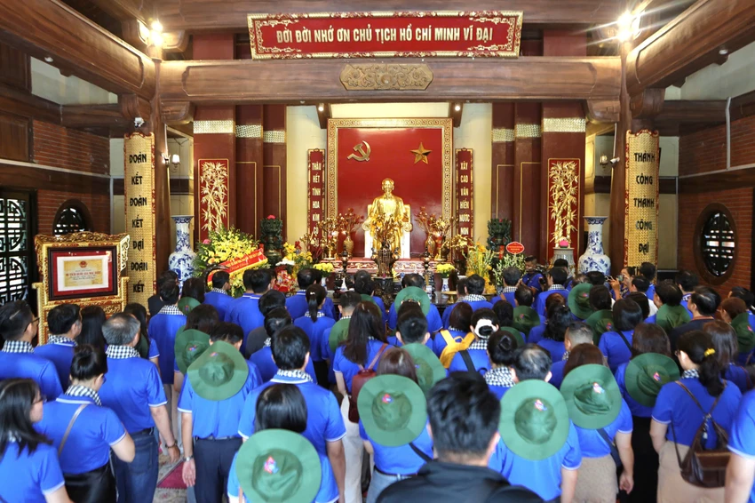huong-ve-coi-nguon-cach-mang-6.jpg