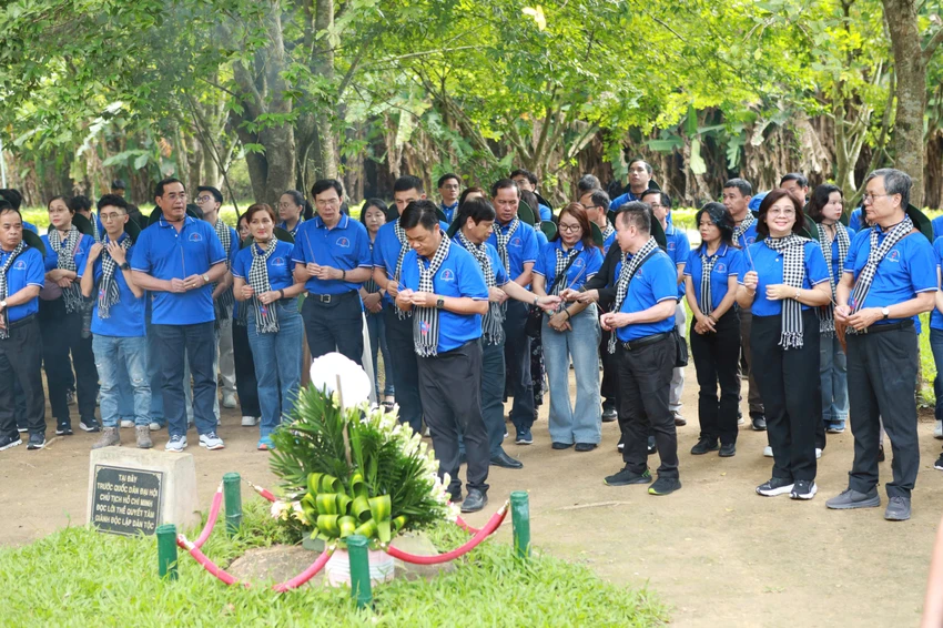 huong-ve-coi-nguon-cach-mang-8.jpg