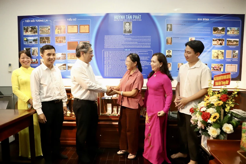 kien-truc-su-huynh-tan-phat-1.jpg