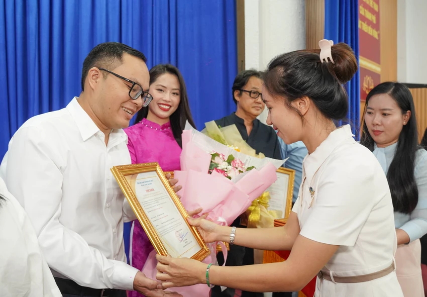 khen-thuong-70-tac-pham-1.jpg