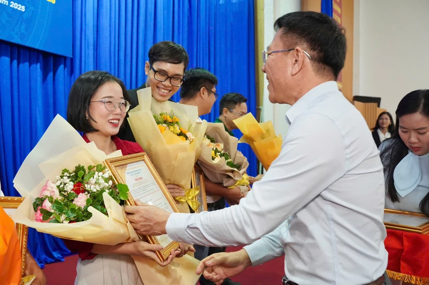 khen-thuong-70-tac-pham-2.jpg