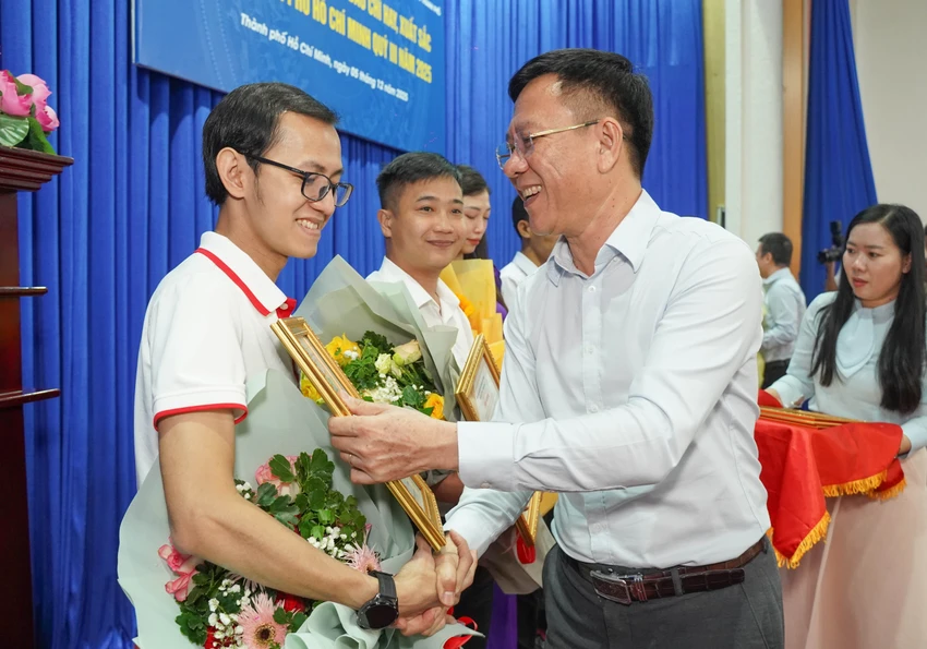 khen-thuong-70-tac-pham-4.jpg