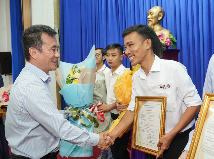 khen-thuong-70-tac-pham-2.jpg